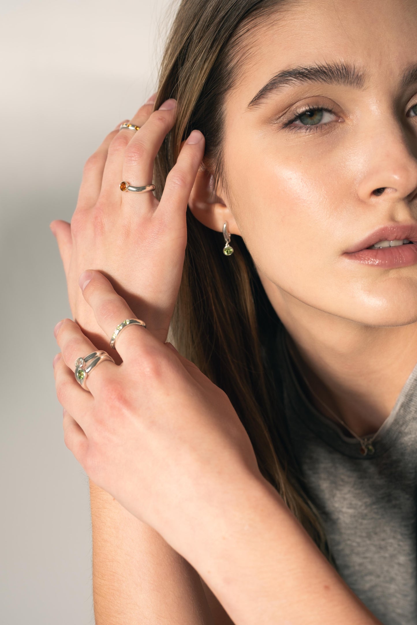 ANILLO ESSENCE SOLITARIO PLATA - PERIDOTO