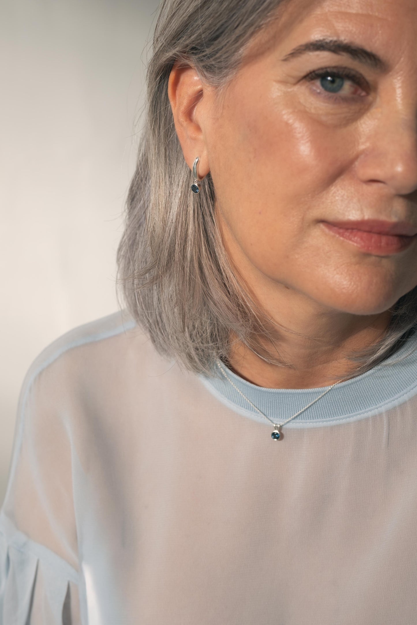 ESSENCE HOOP PLATA - TOPACIO LONDON BLUE