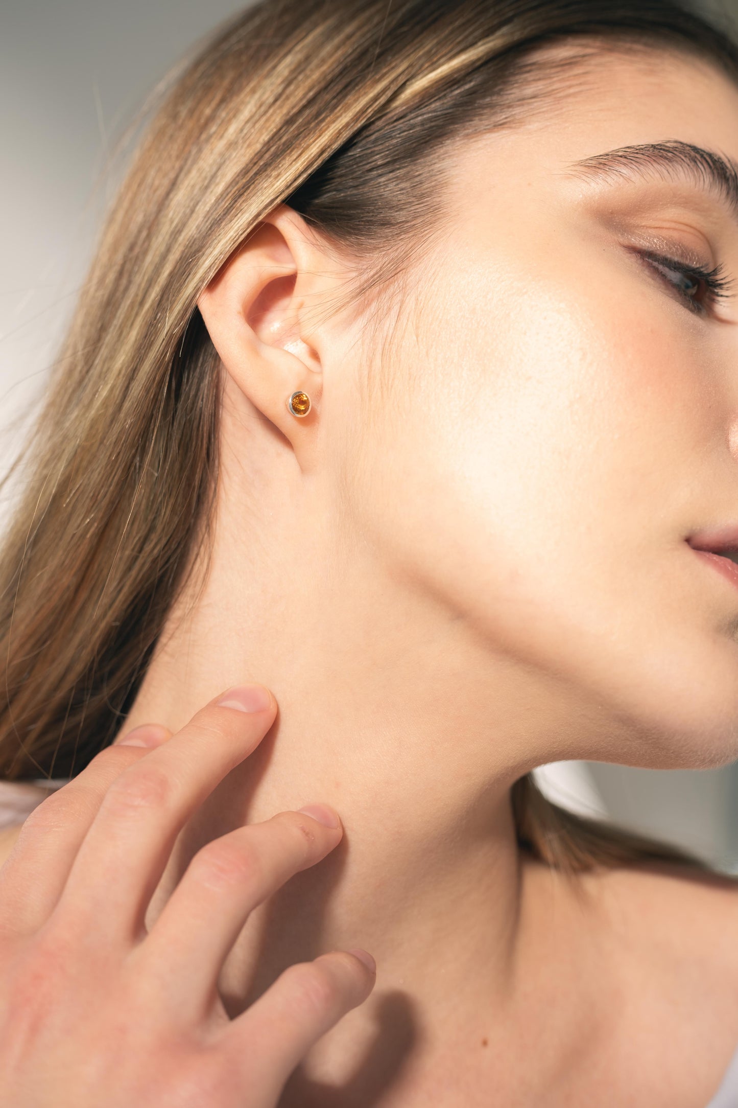 ESSENCE STUDS PLATA - CITRINO