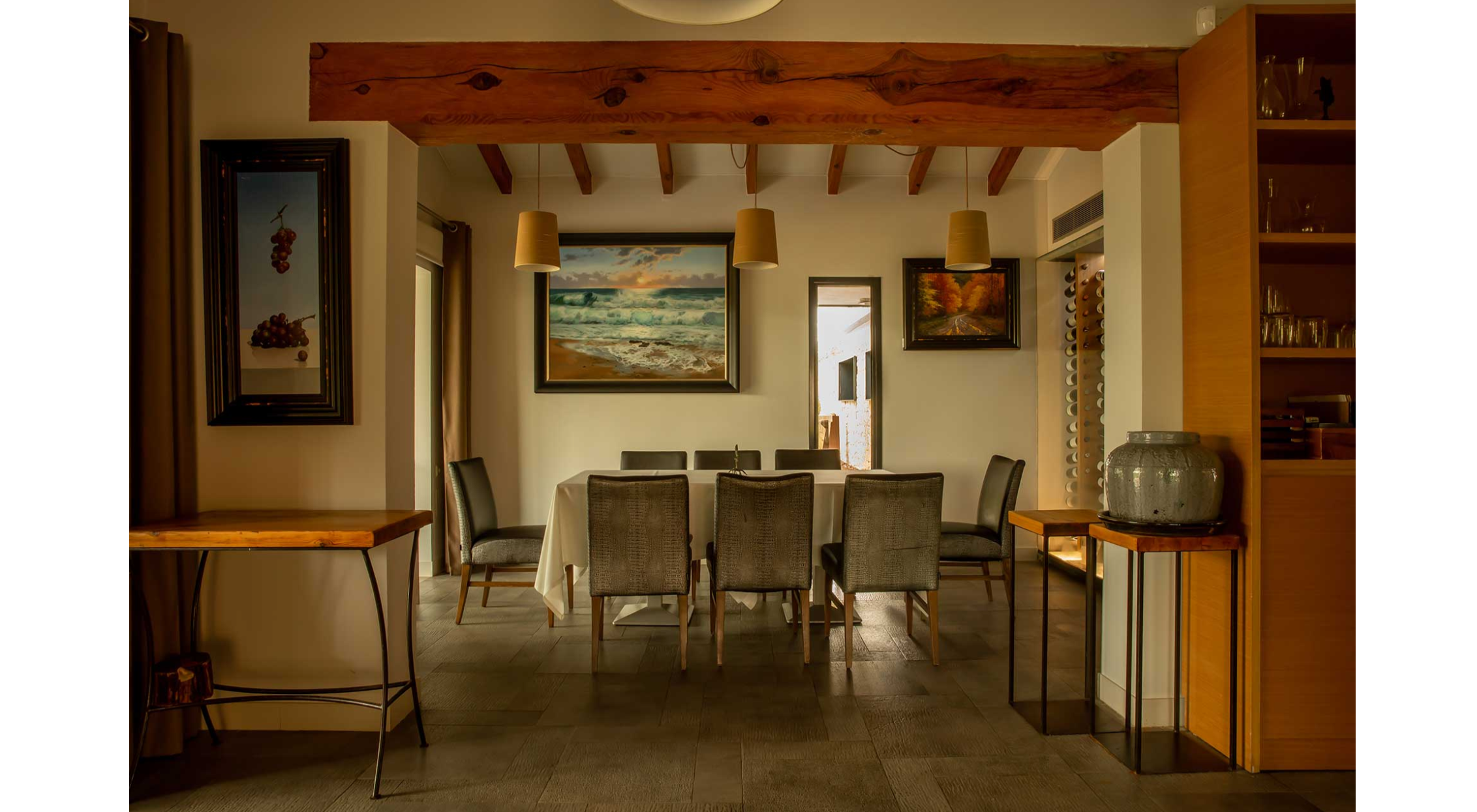 Interior of BonAmb Restaurant in Jávea, featuring an elegant dining room designed for a refined culinary experience.