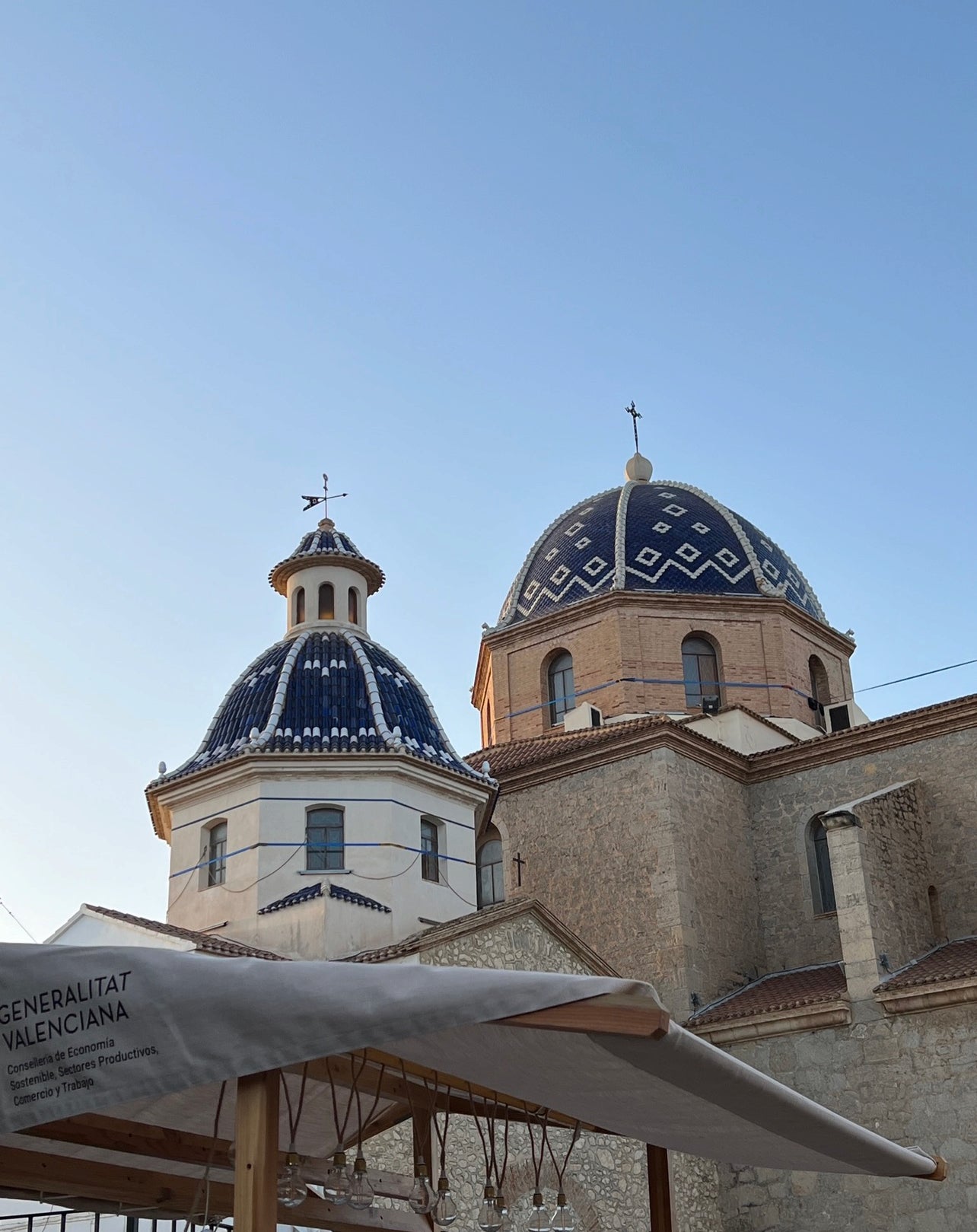 Portada de la guía de viaje de YOLIÉ sobre la Costa Blanca, foto del casco antiguo de Altea.