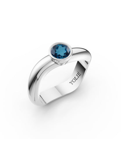 ESSENCE SOLITÄRRING SILBER – LONDON BLUE TOPAS